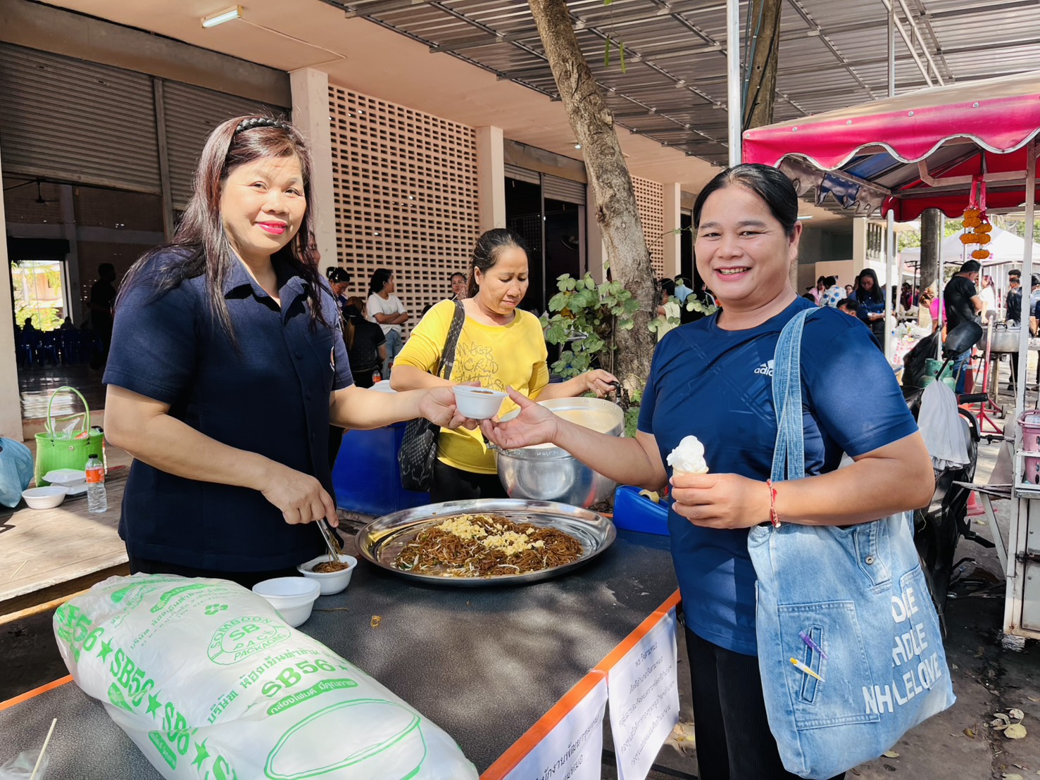 ร่วมออกร้านตั้งโรงทาน ในกิจกรรมออกหน่วยรับบริจาคโลหิตเคลื่อนที่