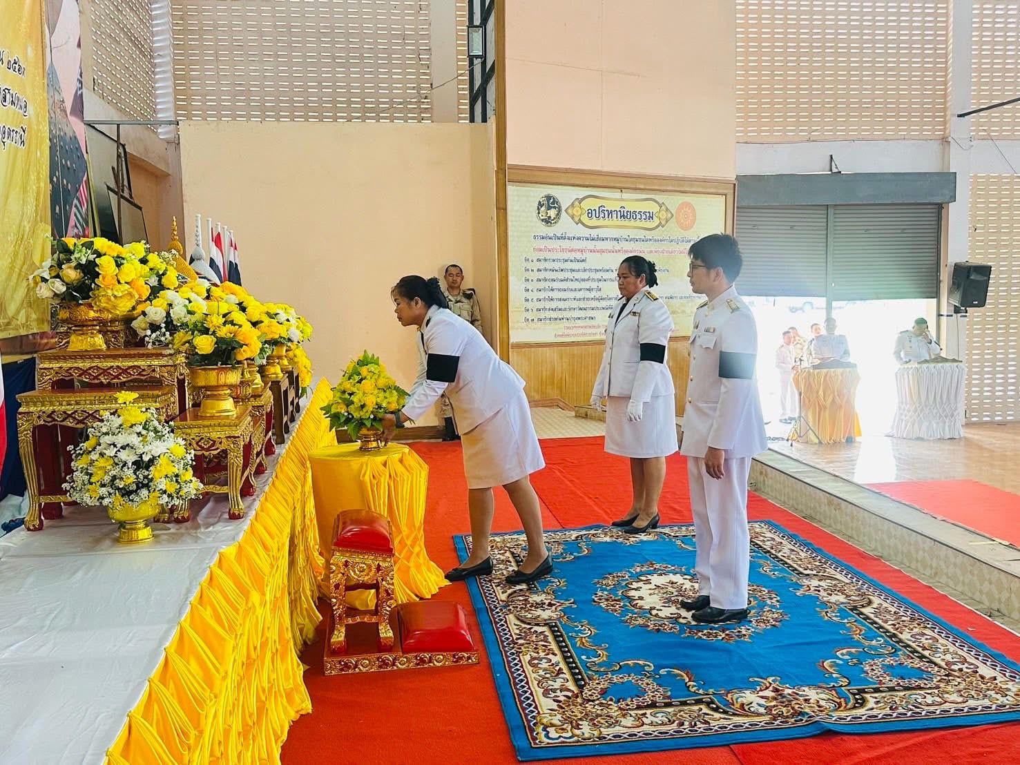 ร่วมพิธีวางพานพุ่มดอกไม้ถวายราชสักการะ เนื่องในวันคล้ายวันพระบาทสมเด็จพระพุทธยอดฟ้าจุฬาโลกมหาราชและวันระลึกมหาจักรีบรมราชวงค์ 6 เมษายน 2569